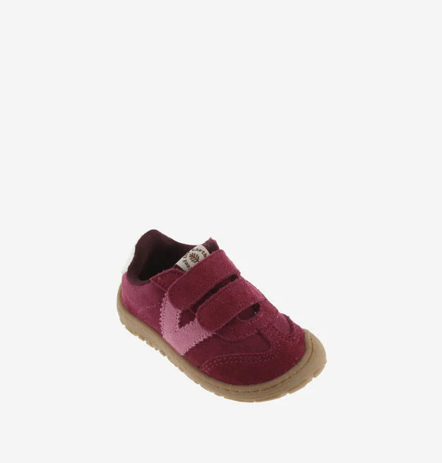 Sapatilha barefoot infantil Victoria Bosco fúcsia em pele, vista de três quartos, com fecho duplo de velcro e sola castanha clara.