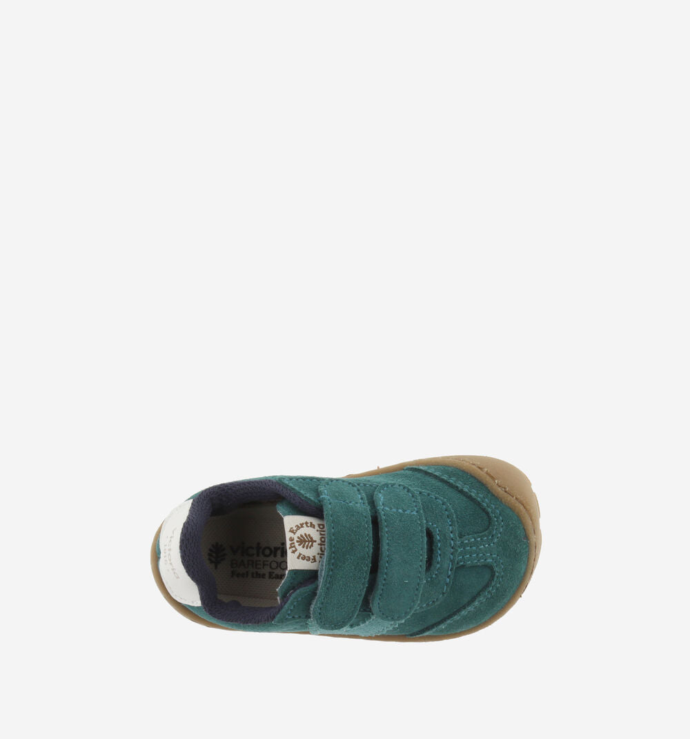 Vista de cima da sapatilha Victoria Bosco verde, focada na palmilha com a marca "Victoria Barefoot Feel the Earth".