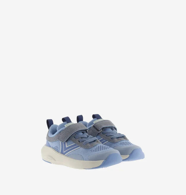 Par de sapatilhas desportivas Victoria Barefoot Kai azuis, lado a lado, exibindo o design tricotado e os puxadores de calçar.
