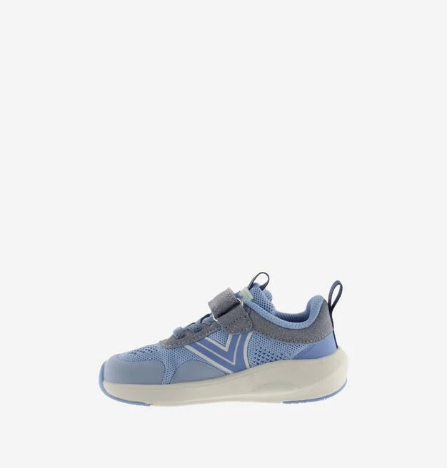 Detalhe da sapatilha Victoria Barefoot Kai azul, mostrando o perfil lateral, a sola híbrida clara e o fecho de tira aderente cinza.