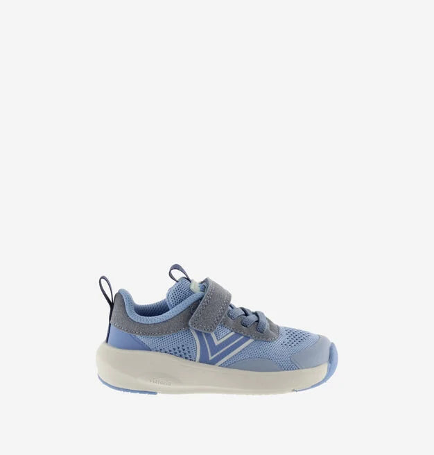 Sapatilha Victoria Barefoot Kai azul em vista lateral completa, destacando a sola fina e o design desportivo para pés em desenvolvimento.