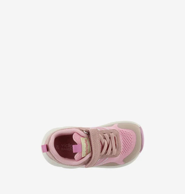 Vista superior da sapatilha Victoria Barefoot Kai rosa, focando no fecho de velcro com a marca "Victoria" e a forma larga do conceito barefoot.