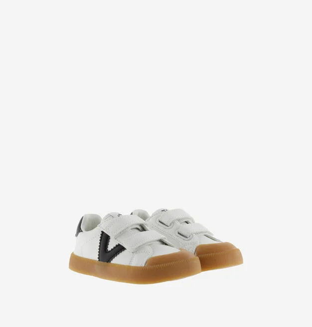 Par de sapatilhas infantis Victoria Barefoot Oliver brancas, lado a lado, com fechos de velcro e sola castanha, prontas a usar.