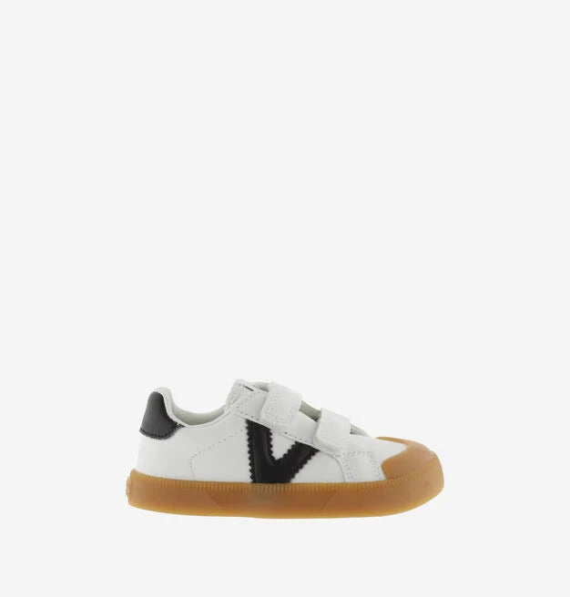 Sapatilha Victoria Oliver Barefoot branca para criança, vista de perfil, destacando a biqueira larga e o logótipo "V" preto lateral.