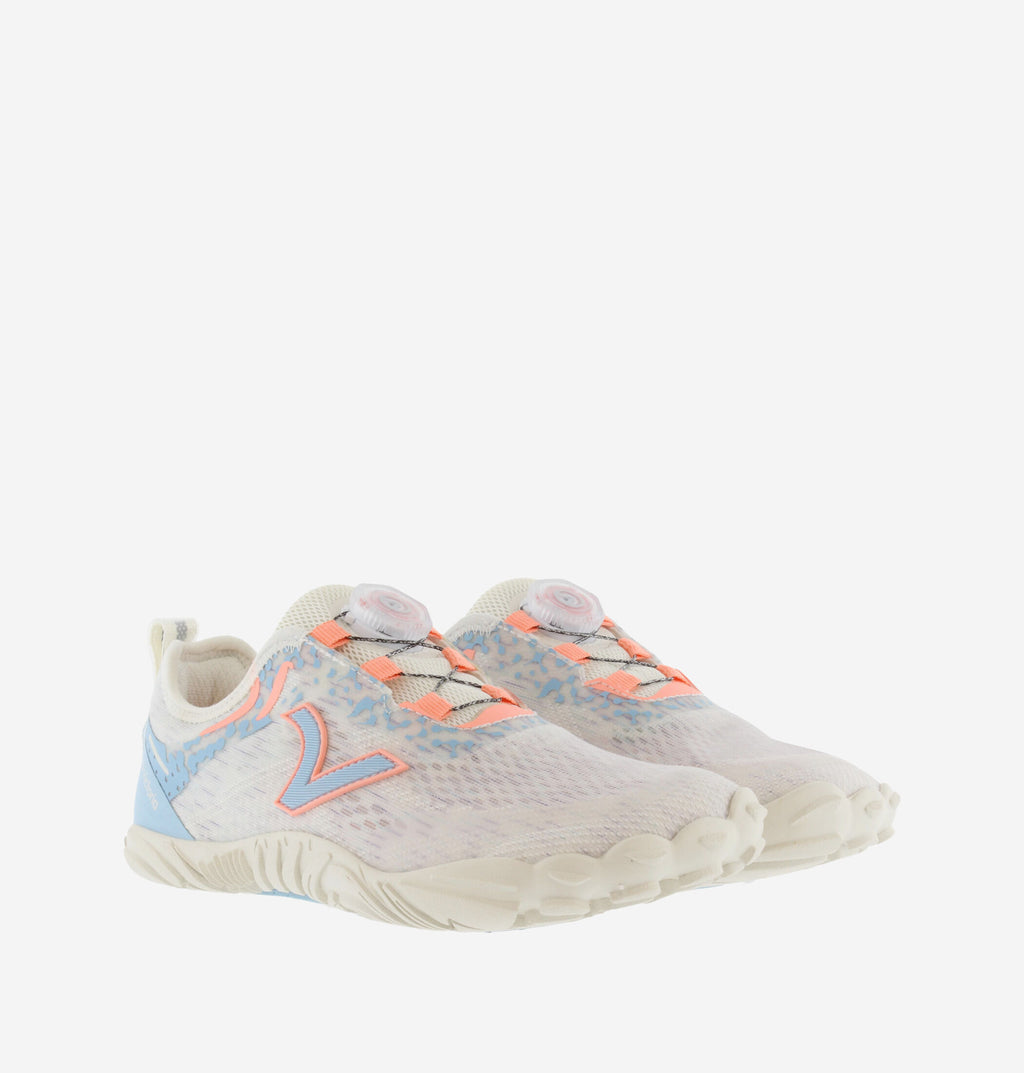 Par de sapatilhas Victoria Barefoot Terratech Mesh azul e bege, vistas de ângulo para mostrar o design completo do produto.