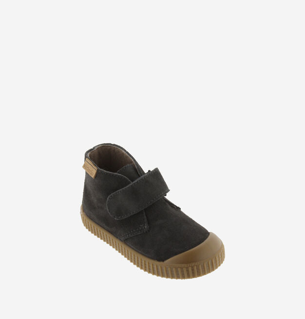 Botim infantil Victória em antracite, visto de três quartos, com fecho de velcro e sola de borracha castanha.