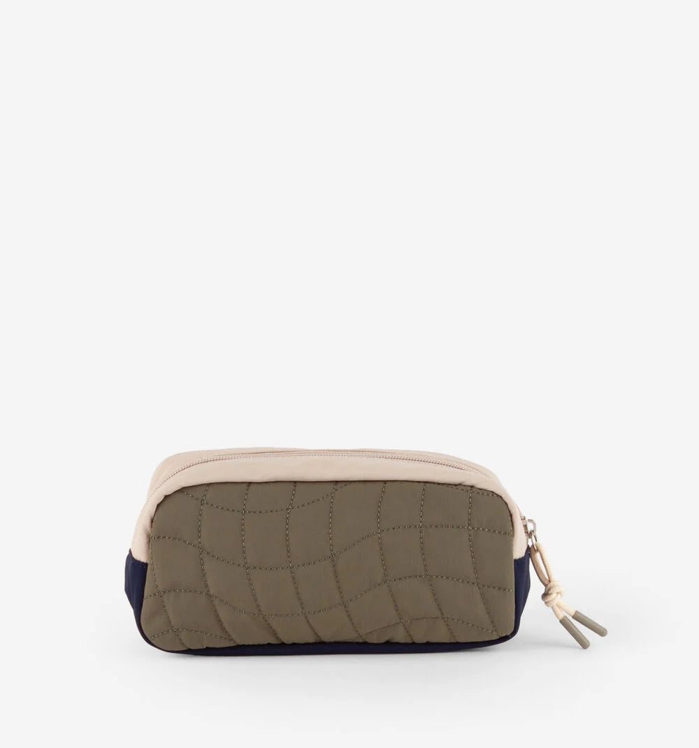 Estojo escolar porta-lápis Victoria em nylon acolchoado, cor verde-azeitona, bege e azul-marinho, com fecho e puxador de cordão.