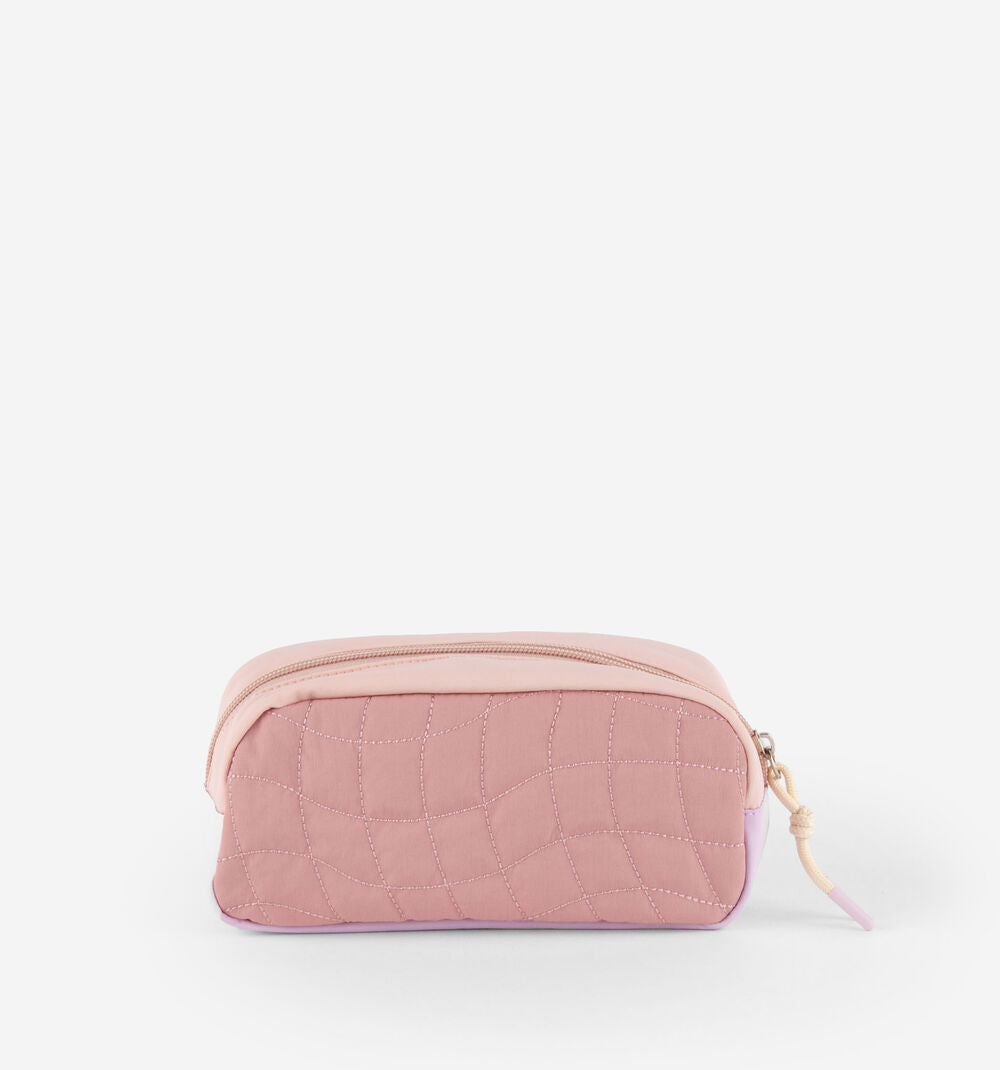 Estojo escolar Victoria acolchoado em rosa e lilás, visto de frente, evidenciando a textura matelassê e o fecho superior.