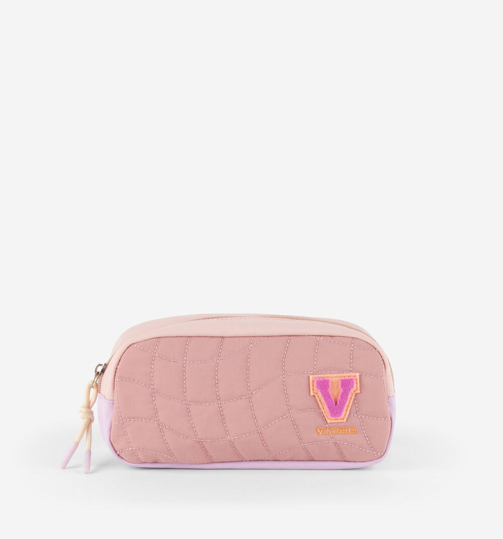 Estojo escolar Victoria acolchoado em tons de rosa e lilás, com fecho e aplique de 'V' em relevo.