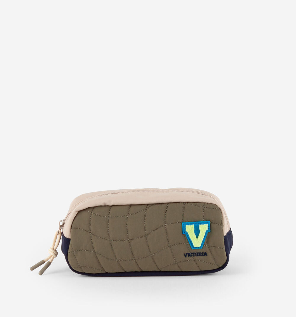 Estojo porta-lápis Victoria acolchoado em verde-azeitona e bege, com detalhes em azul e aplique de 'V' vibrante.