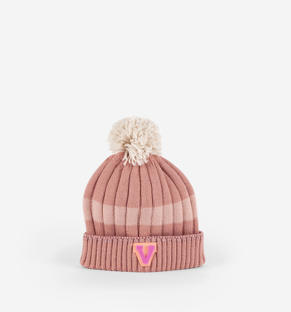 Dois gorros Victoria para criança, um em tons de rosa e outro em azul marinho, com pompons e apliques da marca "V".