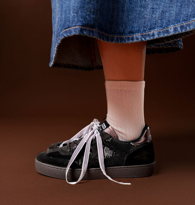 Meias barefoot para adulto em fibra de bambu bege da marca Victoria com marcacao de pe esquerdo