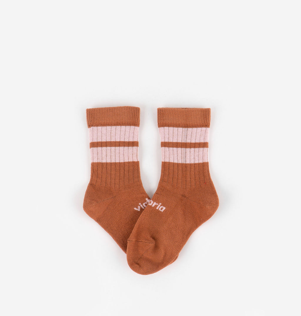 Meias barefoot caneladas Victoria em tom camel com detalhe de riscas superiores.