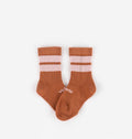 Meias barefoot caneladas Victoria em tom camel com detalhe de riscas superiores.