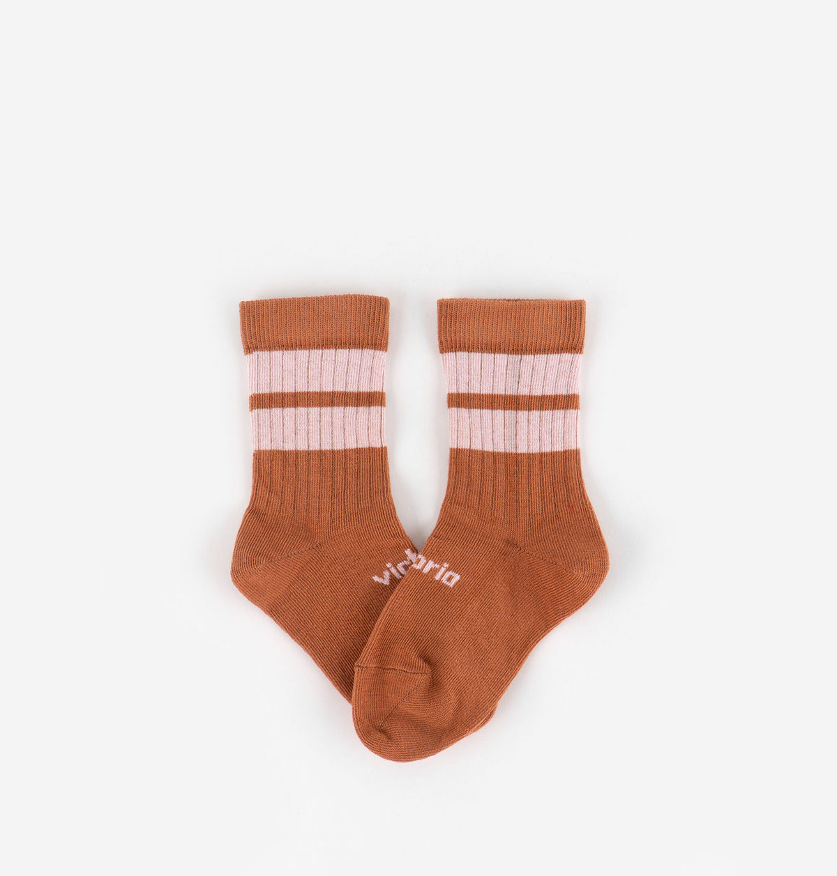 Meias barefoot caneladas Victoria em tom camel com detalhe de riscas superiores.