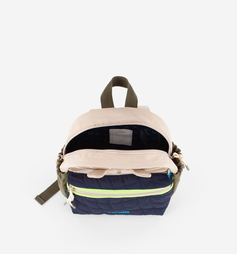 Victoria Mochila infantil aberta, mostrando o compartimento principal bege e o bolso frontal azul escuro acolchoado com fecho de correr de vivo amarelo néon.