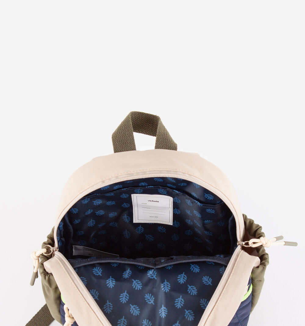 Vista interior da mochila infantil Victoria aberta, mostrando o forro azul com padrão de folhas e etiqueta para nome.