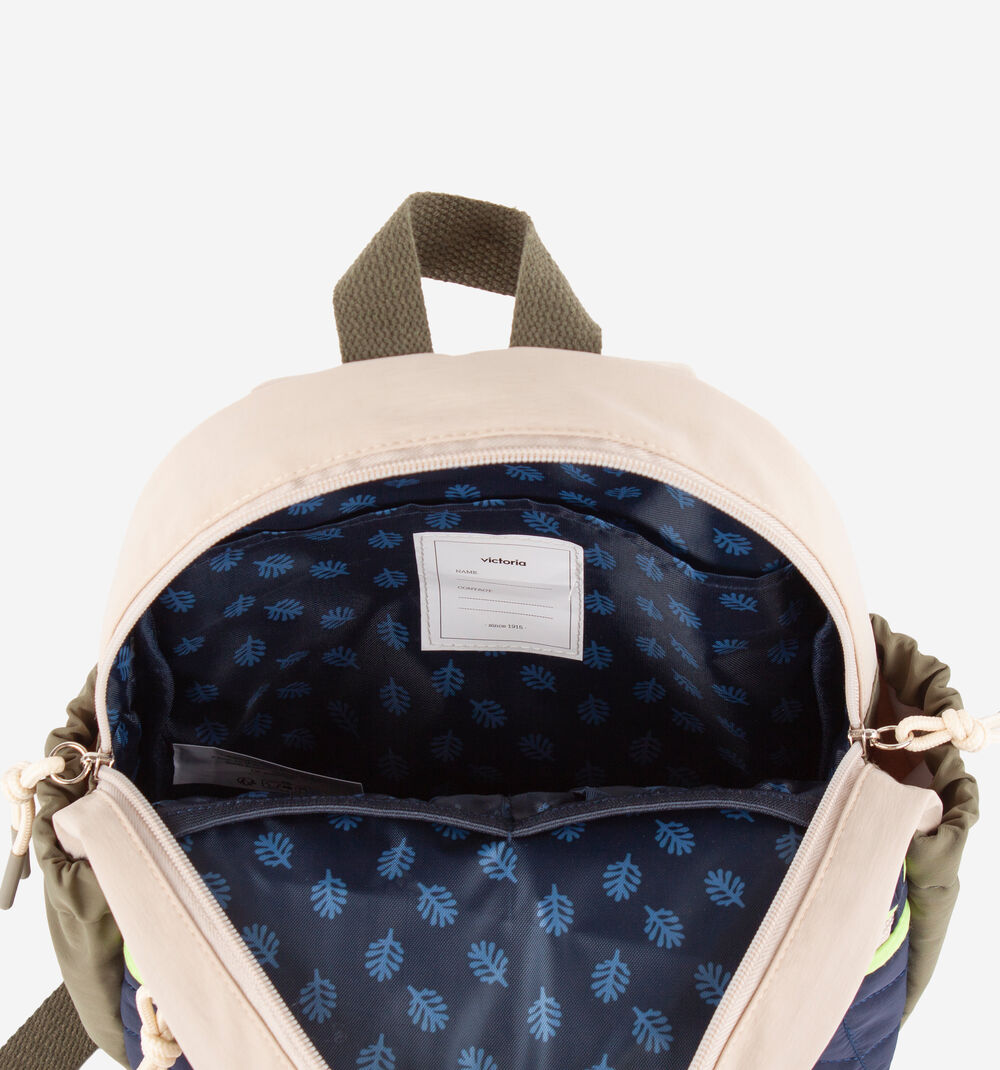 Detalhe do interior da mochila infantil Victoria, com forro azul estampado com folhas e etiqueta para nome visível.