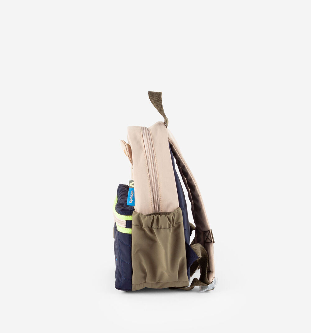 Vista lateral da mochila infantil Victoria com alças acolchoadas e bolso lateral em tecido verde-azeitona.