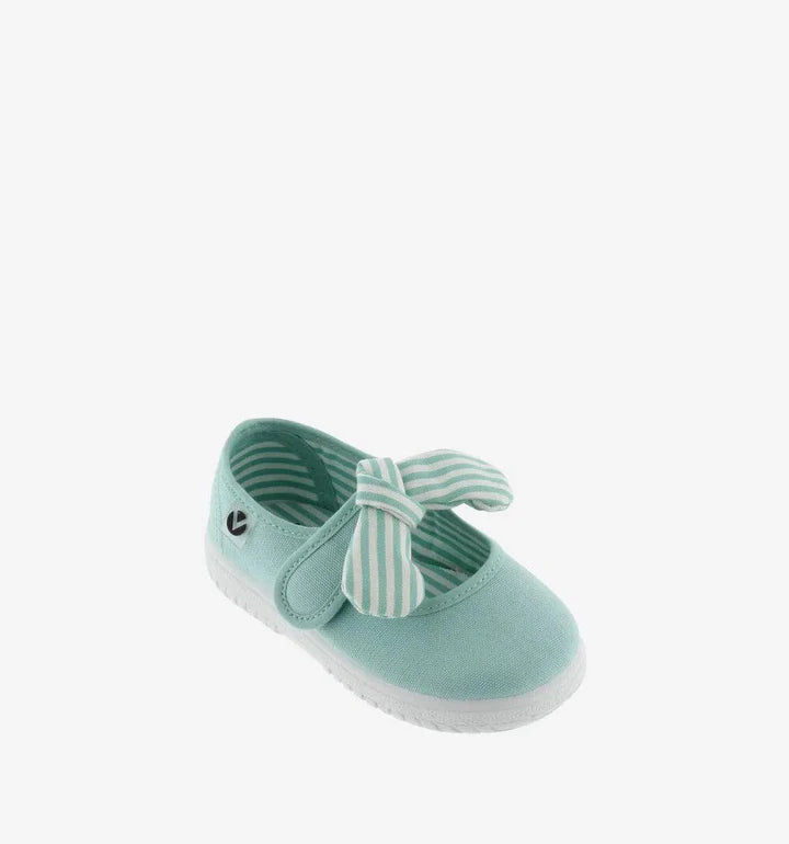 Sapato infantil Victoria estilo Mary Jane, cor verde menta (mint), com laço listrado removível e fecho de velcro, sobre fundo branco.