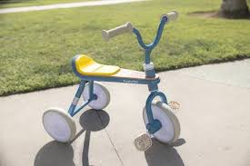Vista lateral do triciclo Yvolution Classic Trike azul destacando o seu design clássico e rodas robustas.