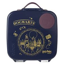 Vista superior da tampa da lunchbox b.box Harry Potter, com destaque para o logótipo Hogwarts e o desenho do castelo em dourado sobre fundo azul-escuro.