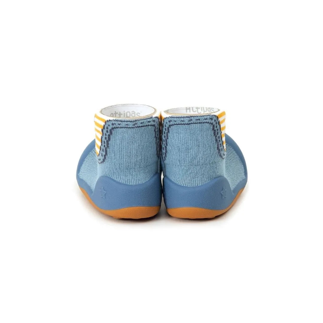 Vista traseira de Attipas Boots Blue, calçado barefoot com detalhes em azul e laranja e solado antiderrapante, perfeito para os primeiros passos.