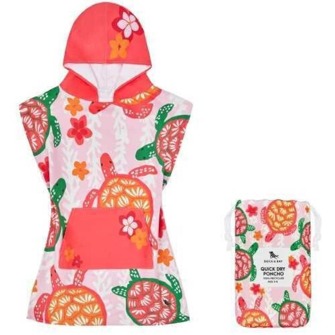 Vista traseira do poncho toalha Dock and Bay, mostrando o capuz e o corte solto, perfeito para vestir após o banho ou natação.