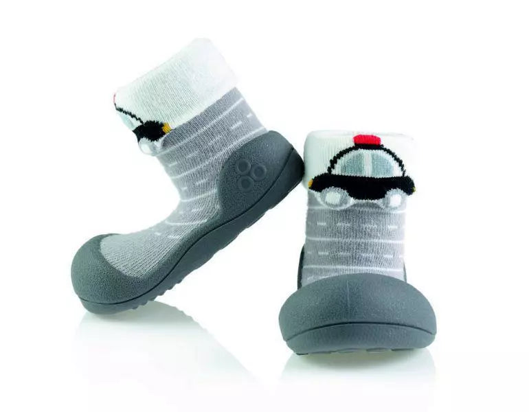 Calçado respeitador Attipas Two Style Gray com biqueira larga e sola flexível, apresentando um design de meia cinzenta com um carro da polícia.