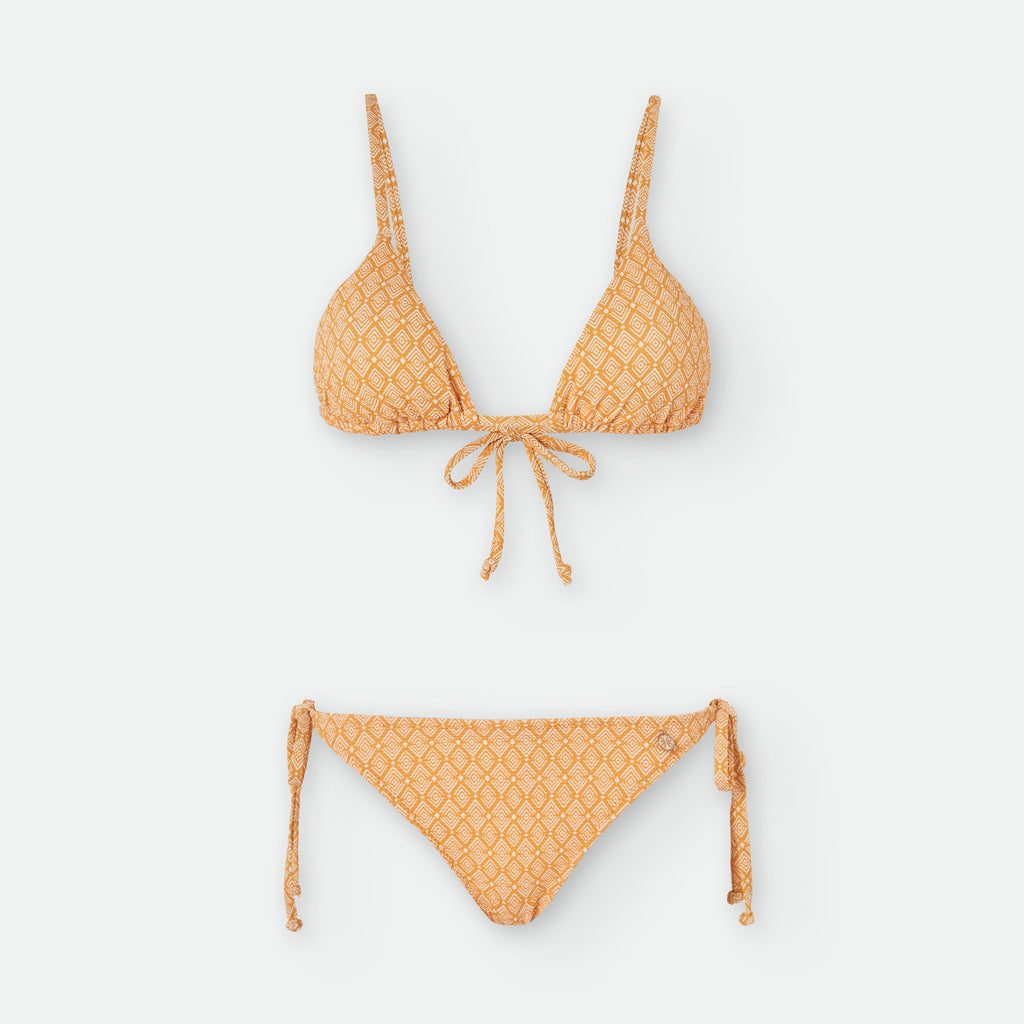 Biquíni triangular Waterlemon em laranja torrado com padrão geométrico, top e cueca de laçar, apresentado plano sobre fundo neutro.