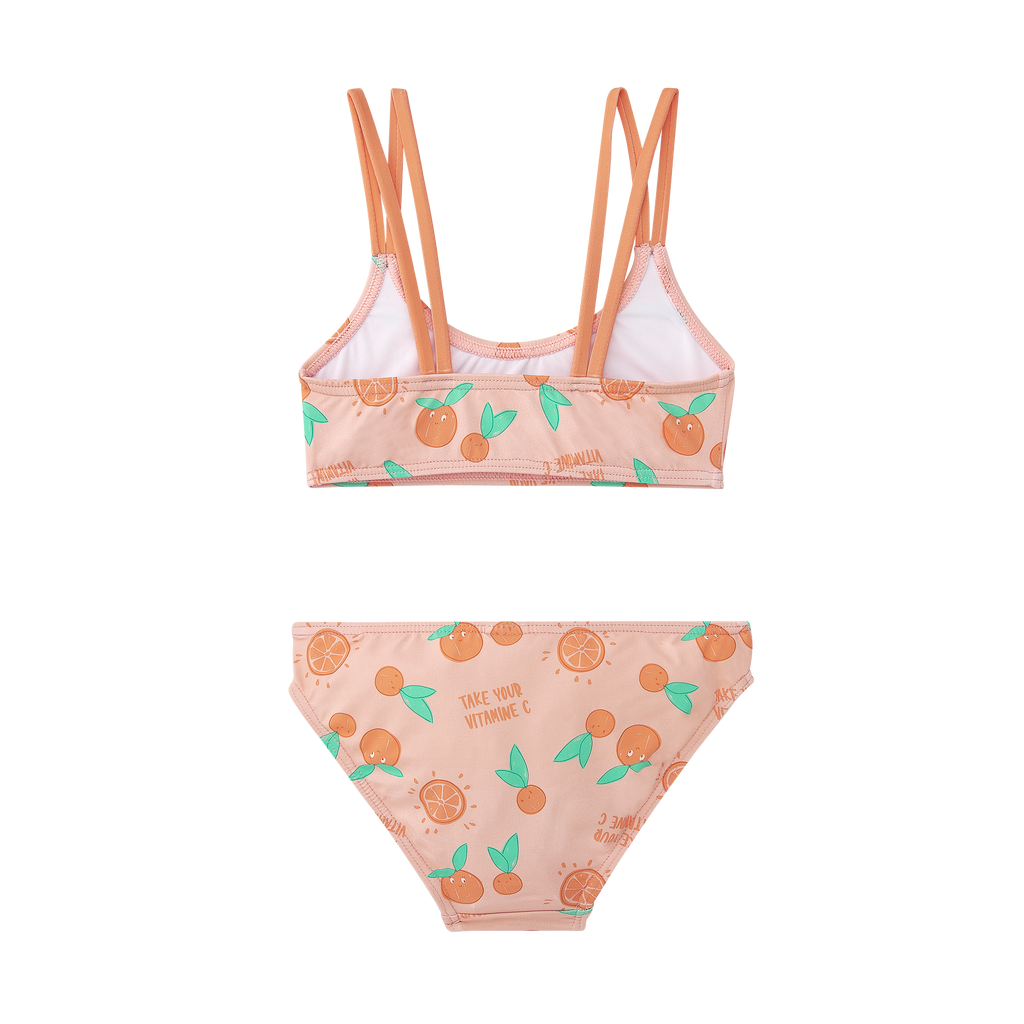 Detalhe do top do biquíni Waterlemon, mostrando o decote redondo e as alças duplas laterais, tecido com padrão de laranjas.