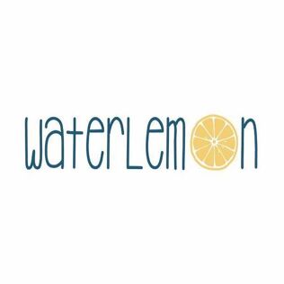 Logótipo da marca Waterlemon, especializada em calçado barefoot confortável e ergonómico, combinando estilo e funcionalidade para os pés das crianças.