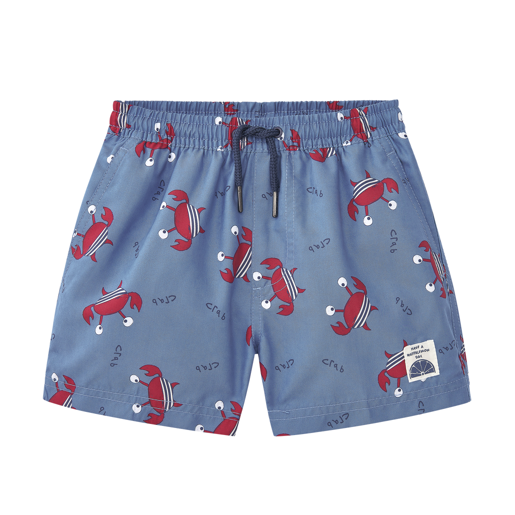 Calção de praia Waterlemon infantil azul com padrão de caranguejos vermelhos e riscas brancas, vista frontal com cintura elástica e atacadores.
