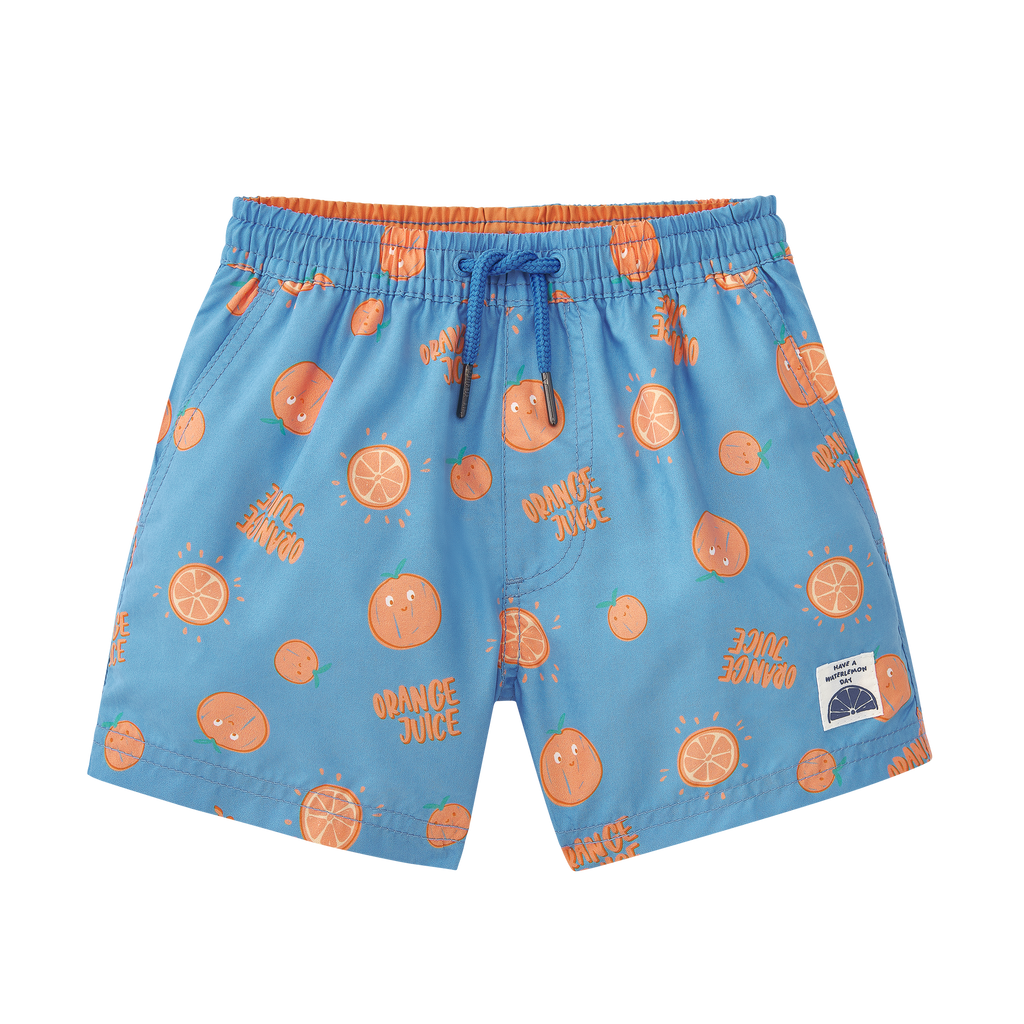 Detalhe frontal do calção de praia Waterlemon azul com estampa de laranjas e etiqueta "Orange Juice" na bainha.