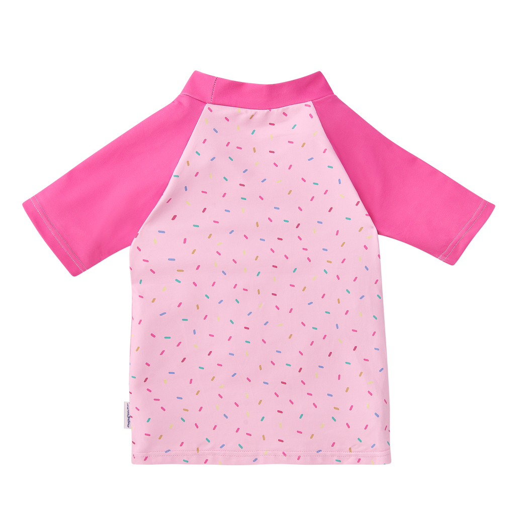 Detalhe da camisola de manga curta raglan com gola subida, mostrando a textura do tecido de proteção UV.