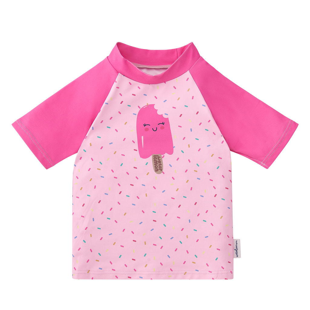 Camisola de praia Waterlemon UV para criança, fundo rosa com padrão de gelados coloridos e confetis. Proteção solar UPF 50+.