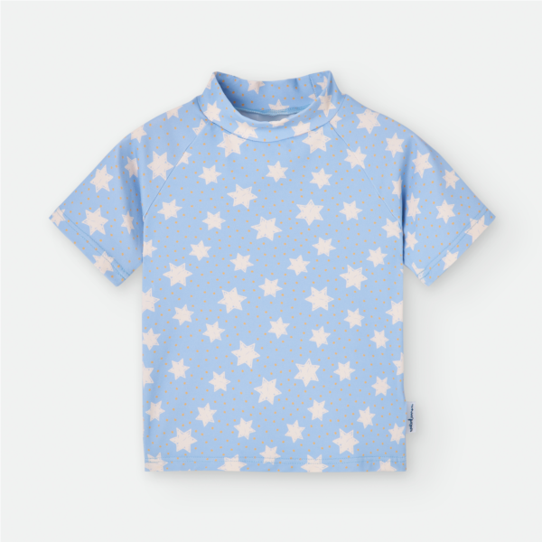 Camisola de praia/piscina Waterlemon UV, azul claro com padrão de estrelas brancas e pequenos pontos amarelos, gola subida e mangas curtas.