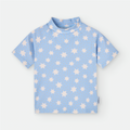 Camisola de praia/piscina Waterlemon UV, azul claro com padrão de estrelas brancas e pequenos pontos amarelos, gola subida e mangas curtas.