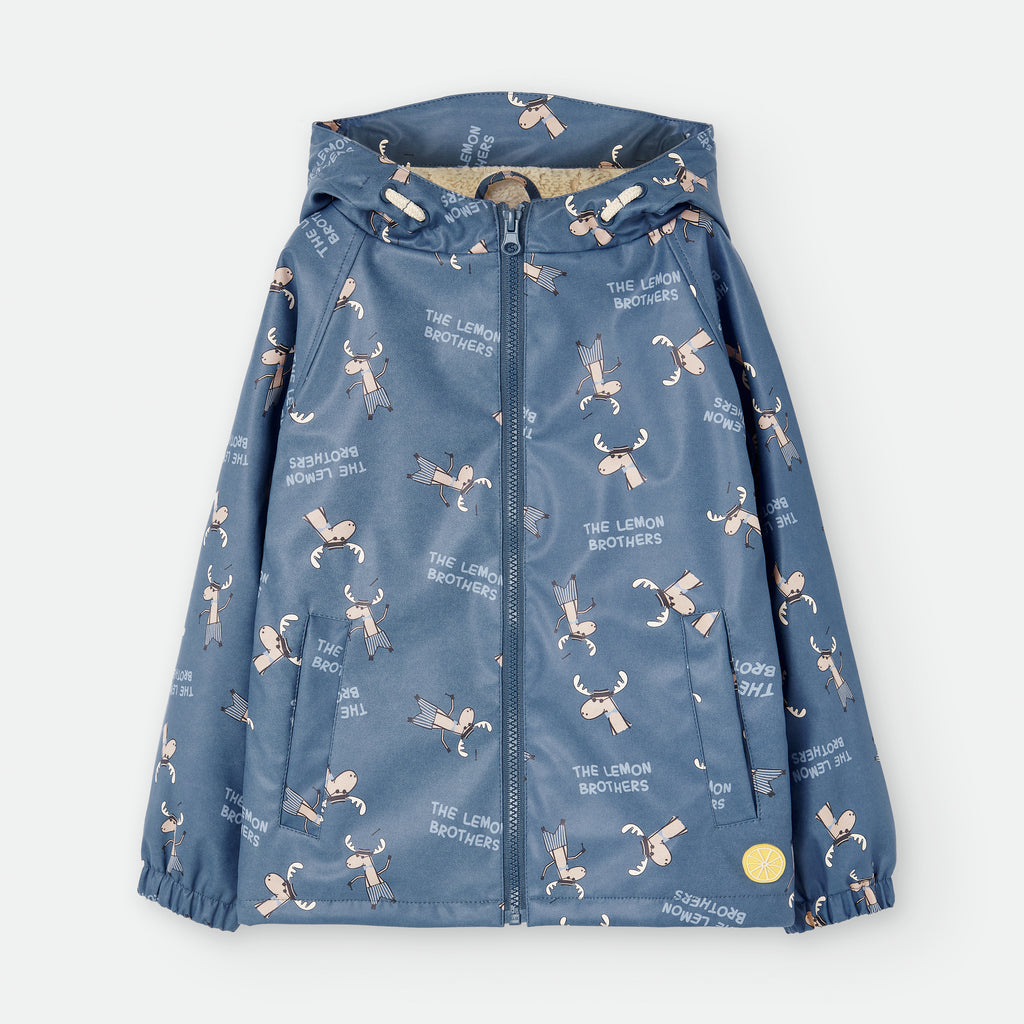 Criança sorridente a usar o casaco polar impermeável Waterlemon azul com padrão de alces musicais, ideal para brincar à chuva.