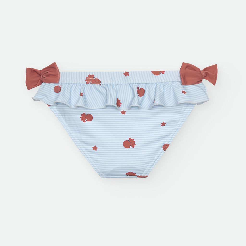 Cueca de praia Waterlemon infantil, azul às riscas, com estampado de polvo e folho na cintura. Laços laterais cor de terracota.