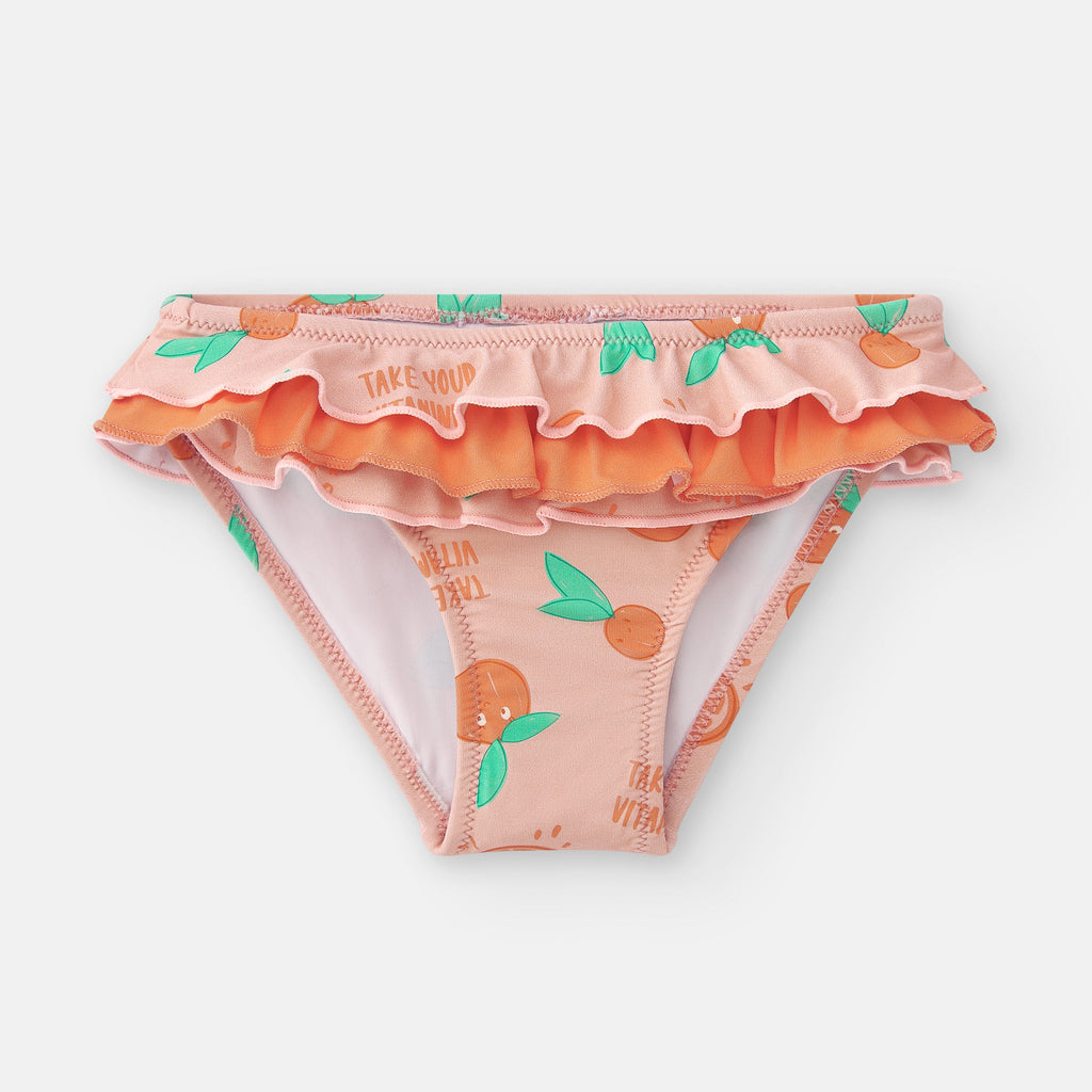 Vista frontal da cueca de praia Waterlemon infantil, cor de rosa, com padrão de laranjas e folhos duplos em tons de rosa e laranja.