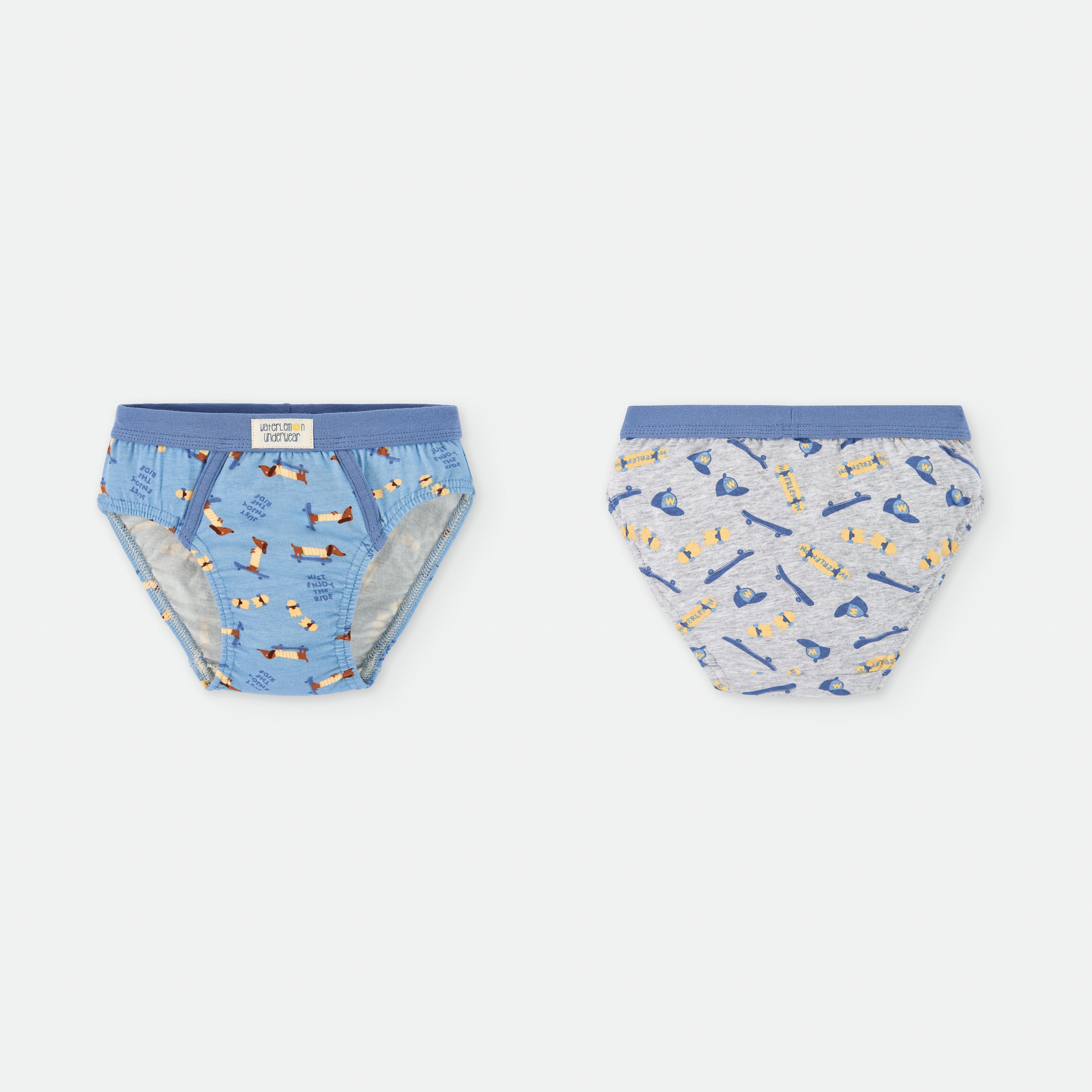 Conjunto de 2 cuecas Waterlemon para criança, com estampas de cachorros e skate. Detalhe da frente e verso das cuecas em algodão e elastano.