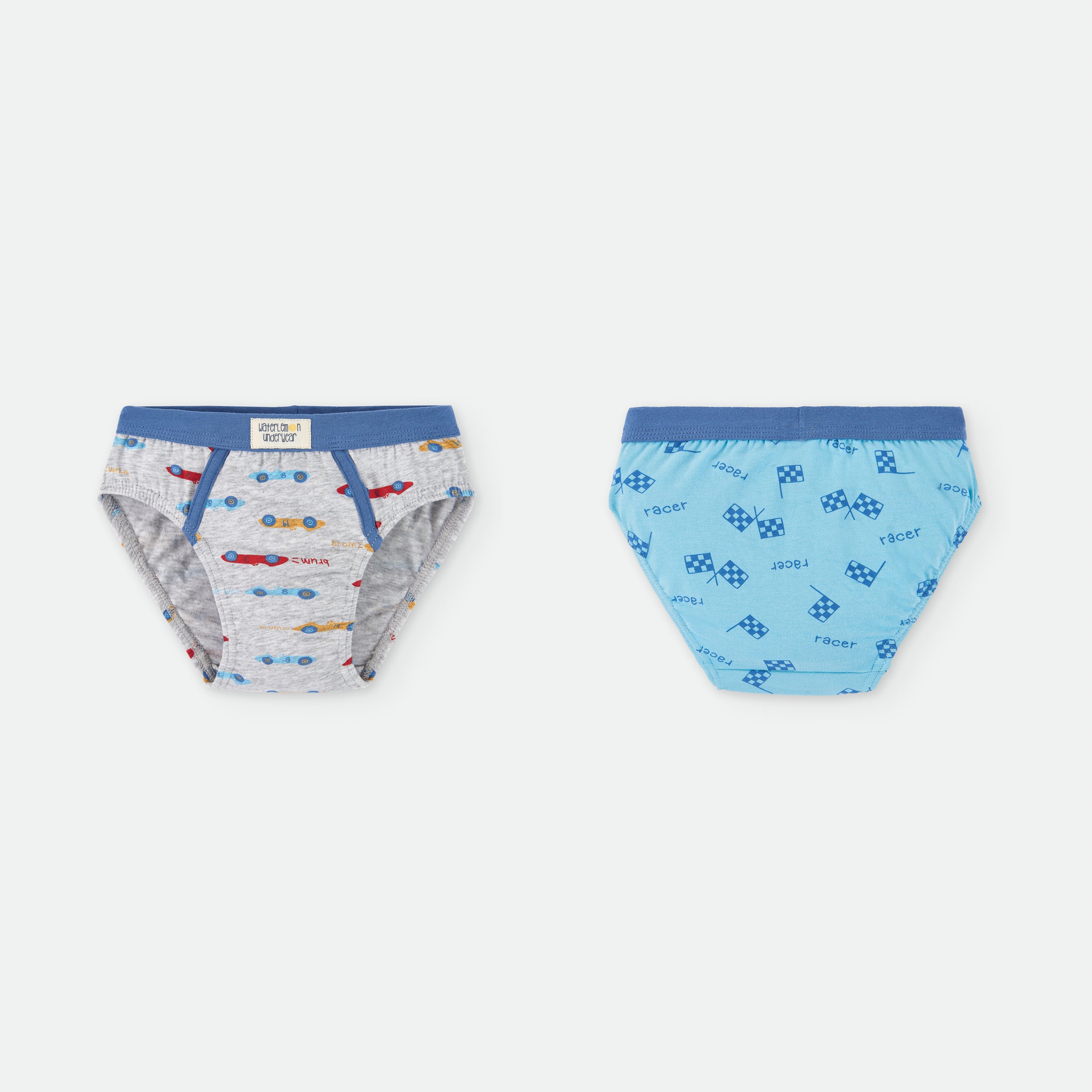 Conjunto de 2 cuecas Waterlemon para criança, com estampas de carros de corrida. Detalhe da frente e verso das cuecas em algodão e elastano.