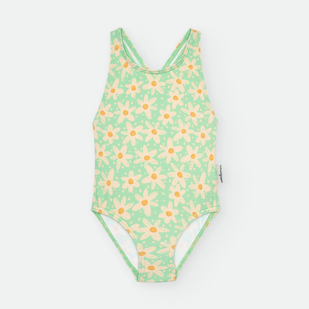Fato de banho infantil Waterlemon de uma peça, verde menta com padrão de margaridas amarelas. Vista frontal com alças cruzadas.