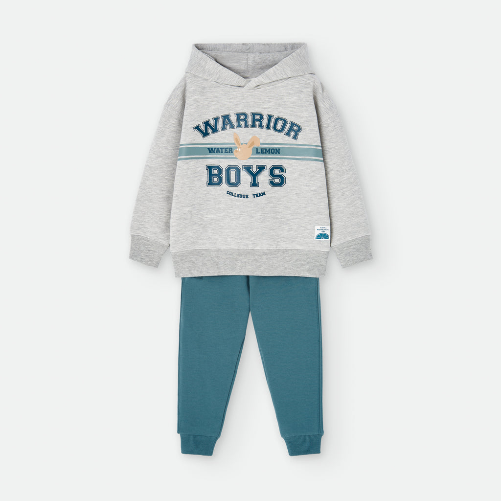 Fato de treino infantil Waterlemon de 2 peças (cinza e azul) com camisola "Warrior Boys" e calças azuis.
