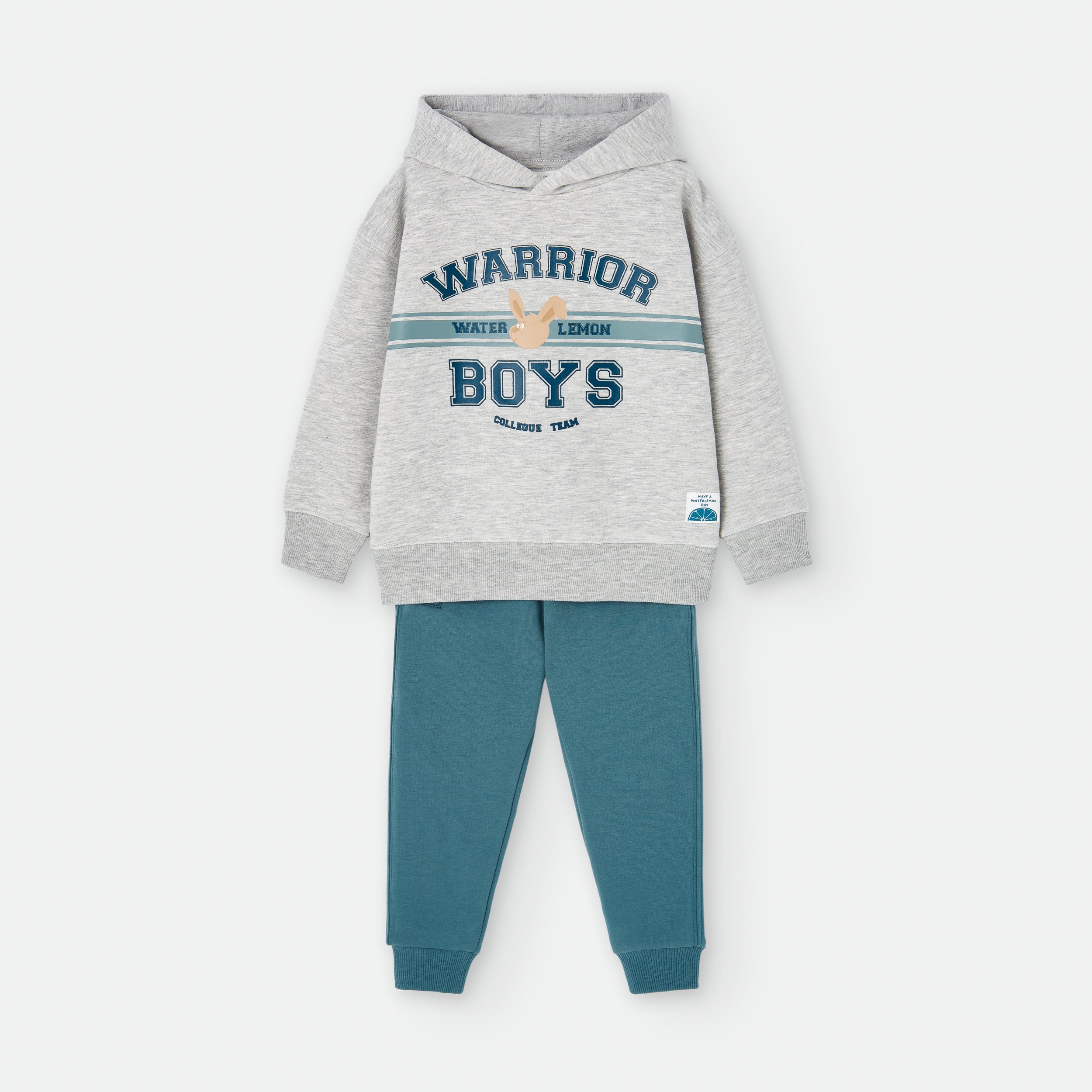 Fato de treino infantil Waterlemon de 2 peças (cinza e azul) com camisola "Warrior Boys" e calças azuis.
