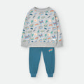 Fato de treino infantil Waterlemon 2 peças: camisola cinza com padrão banda desenhada e calças azul-petróleo, vista frontal.