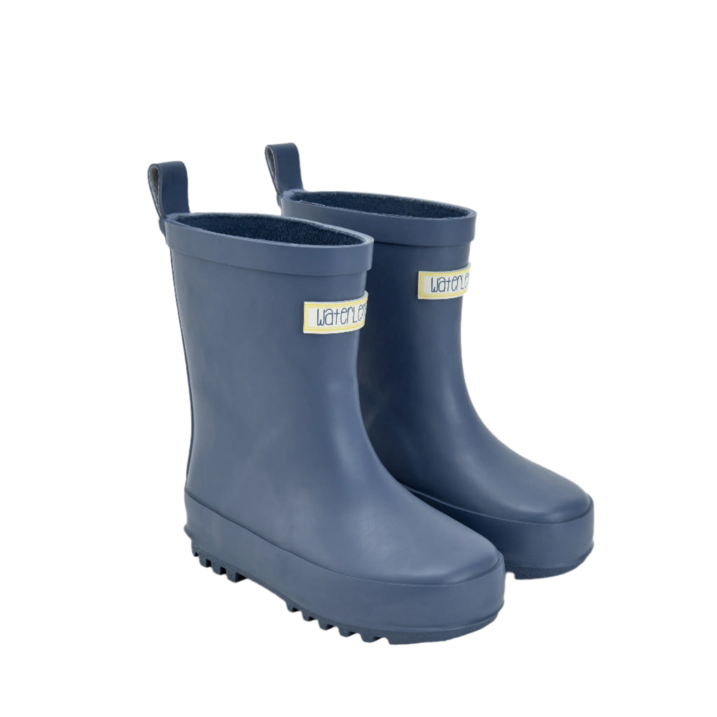Par de galochas infantis Waterlemon em azul-escuro, com aba de puxar e etiqueta com logótipo na parte frontal.