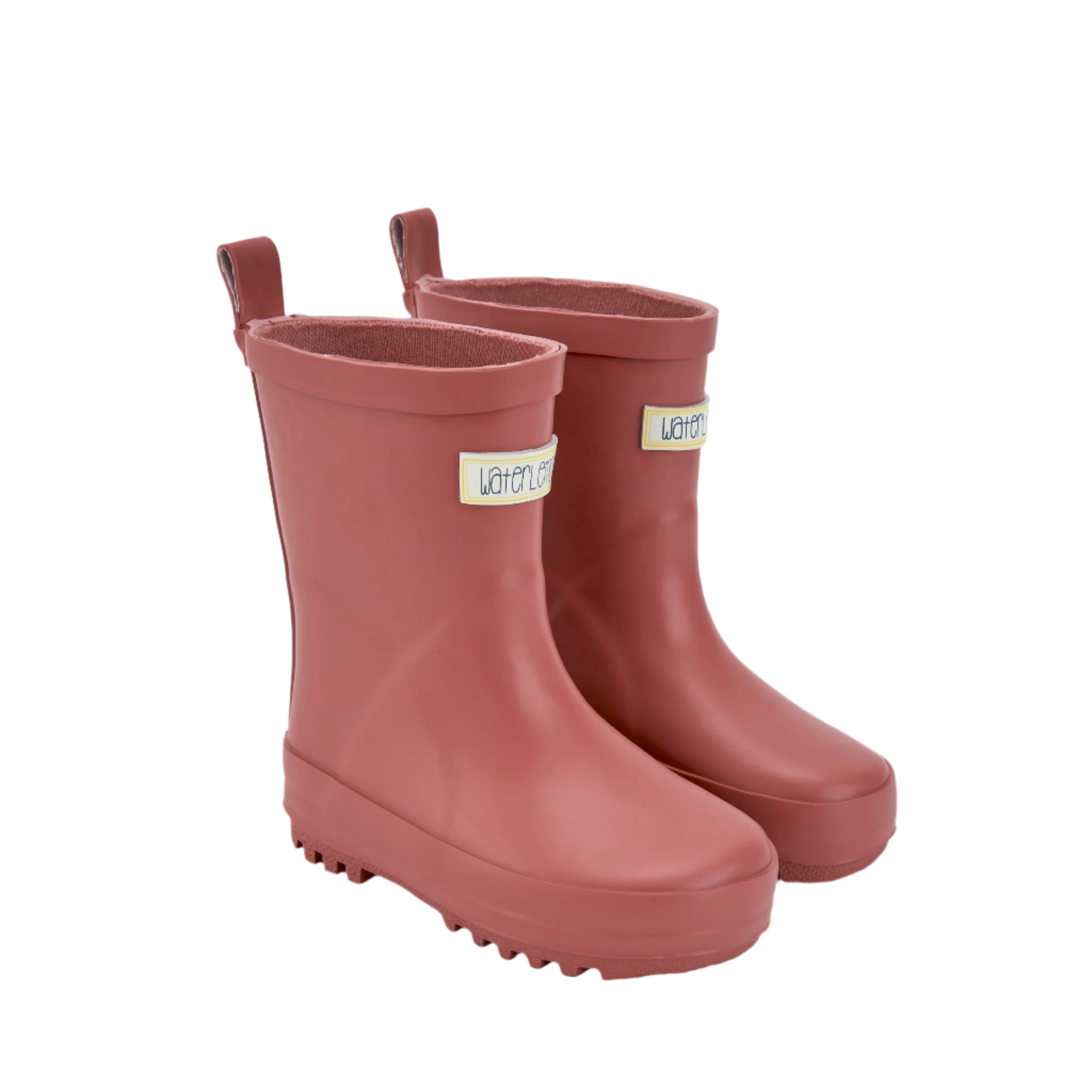 Par de galochas infantis Waterlemon cor Laranja Tijolo, estilo clássico, com etiqueta amarela da marca visível. Fundo branco.