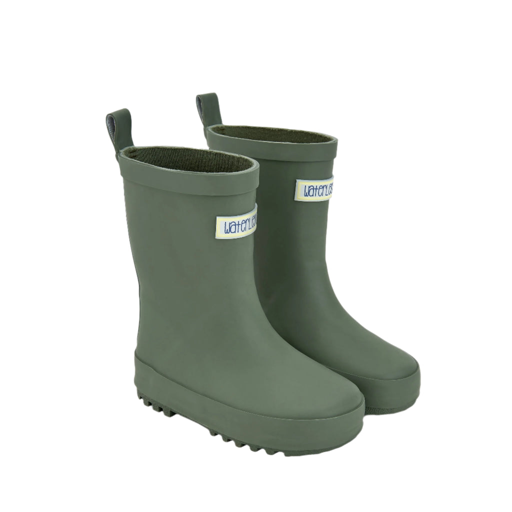 Par de galochas Waterlemon verdes, estilo barefoot, com etiqueta da marca na parte frontal superior.